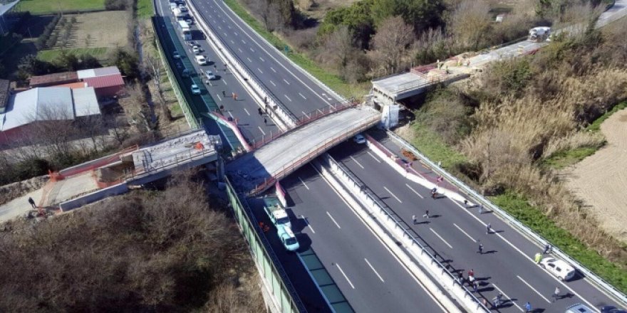 İtalya'da  köprü çöktü: 2 ölü