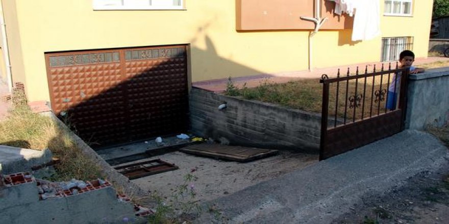 Üç yaşındaki çocuğun şok ölümü: Üzerine demir kapı devrildi!