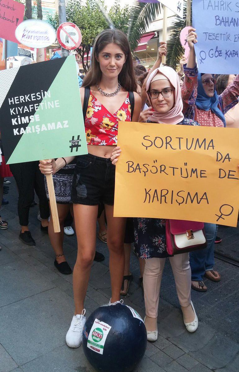 Kadınlar çiçek açtı: Kadıköy'de #kıyafetimekarışma eylemi