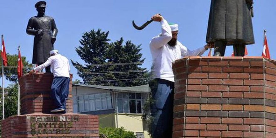Sarıklı yobaz Atatürk heykeline saldırdı!