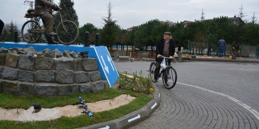 52 yıldır bisiklete binen vatandaşın heykeli dikildi