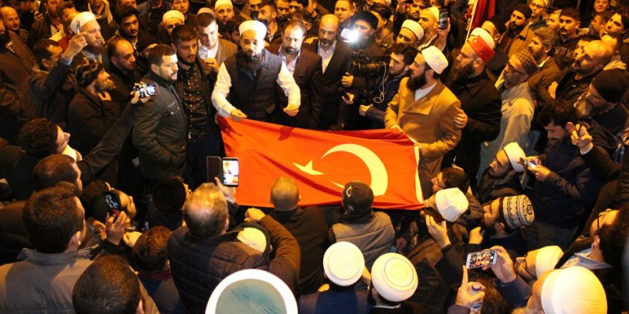 Balkanlıoğlu için yüzlerce vatandaş konsolosluk önünde toplandı