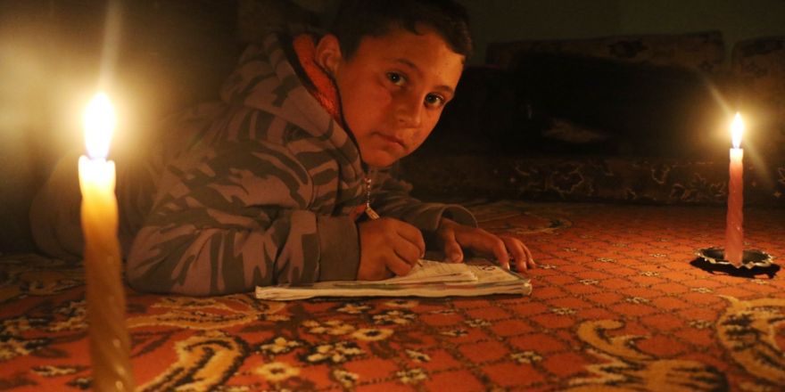 Yahya, Türk askeri olmak için mum ışığında ders çalışıyor