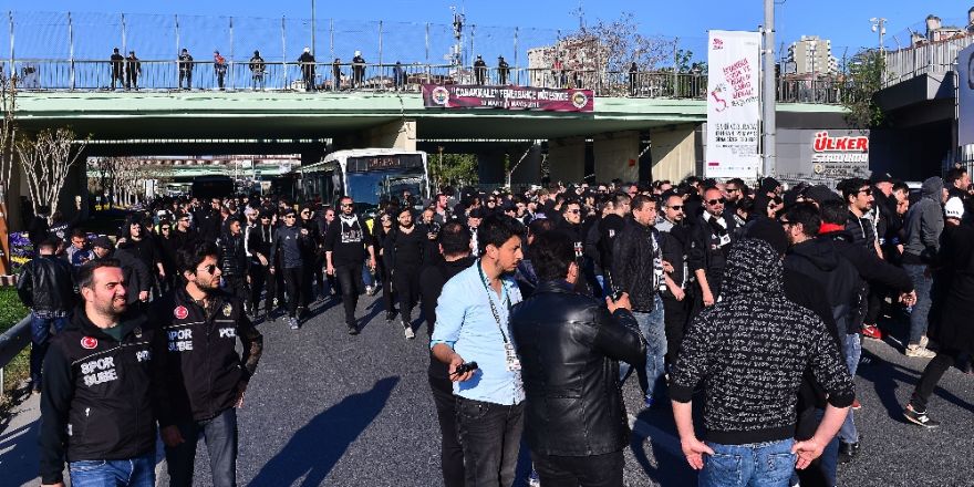 Beşiktaş taraftarı stada geldi