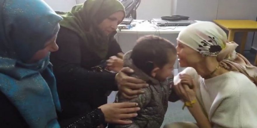 Katil Beşşar Esad'ın eşi Esma Esad'dan savaş mağduru çocuğa işitme cihazı