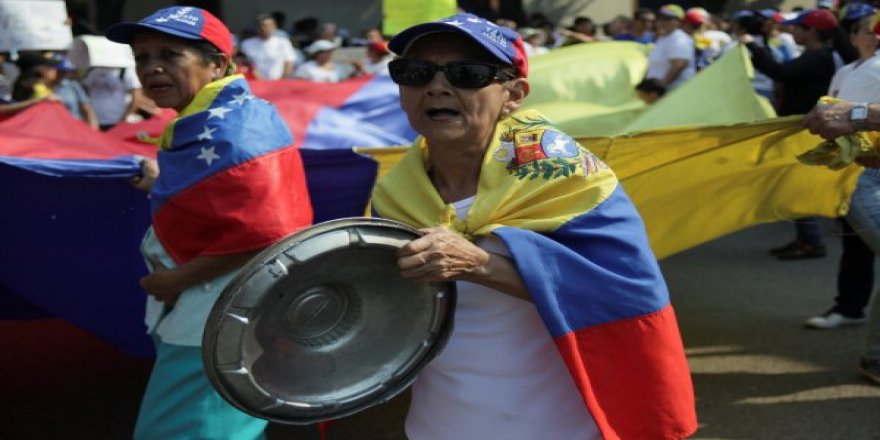 Venezuela'nın tencere tavacıları yeniden meydanlarda