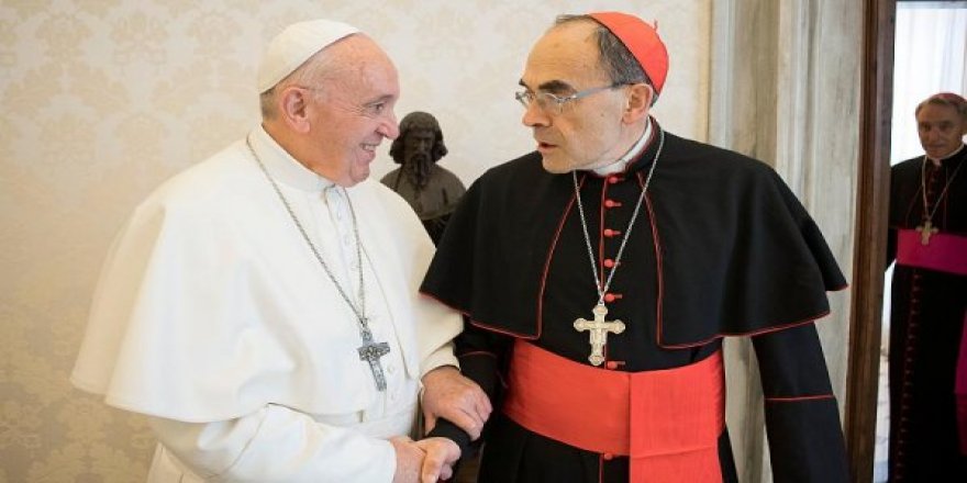 Hristiyanların lideri Papa Francis tacizci kardinalin istifasını reddetti