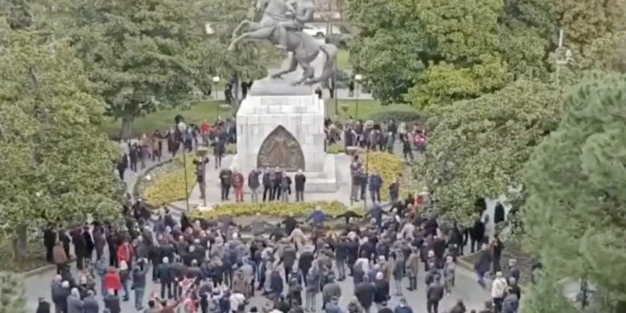 Mustafa Kemal'in heykeli önünde tavaf yaptılar