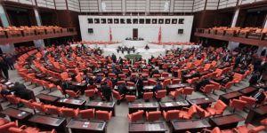 Mecliste ''hendek'' gerilimi yaşandı