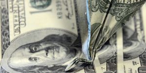Dolar 3.70 altında seyrediyor