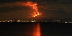 Etna yanar dağı patladı