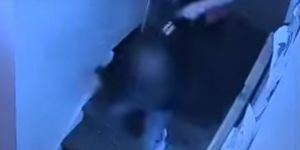 Bakıcı çocuğu merdivenlerden aşağı itti