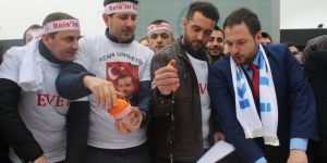 Portakal sıkarak protesto ettiler