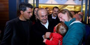 Bakan Çavuşoğlu Hollandalı kadınla sohbet etti