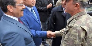 Hulusi Akar Sur esnafını ziyaret etti