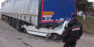 Yeni evli çift otomobille TIR dorsesinin altına girdi