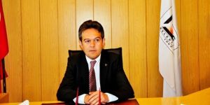 Belediye başkanına dışkı fırlattı!