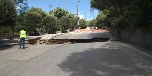 Çamlıca'da yol çöktü, 1 araç içine düştü!