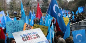 Çin konsolosluğu önünde  "Gulca Katliamı" protesto edildi