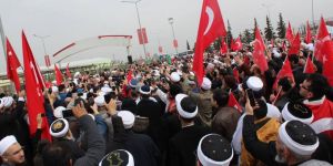 Onbinler Mehmetçik'e destek için Öncüpınar Sınır Kapısına gitti