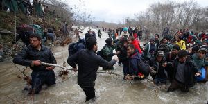 Suriyelilere Türkiye sınır kapılarını hafif araladı