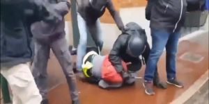 Fransız polisi Sarı Yelekli göstericiyi demir çubukla öldüresiye dövdü
