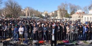 Ayasofya'da tarihi bir ilk Cuma Namazı kılındı