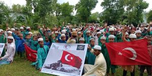 Arakan'lı Mazlumlar "Bu bayrak mazluma umut olmuş bayraktır, sen mağlup etme Allahım"