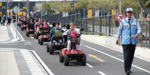 Çocuklar trafik kurallarını eğlenceli ve uygulamalı olarak eğitim araçlarıyla öğreniyor