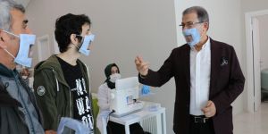 İşitme engelliler unutulmadı, özel maske üretildi.