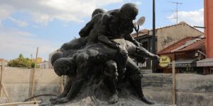 CHP'li Edirne Belediyesi dev heykeli caddenin ortasına taşıdı.