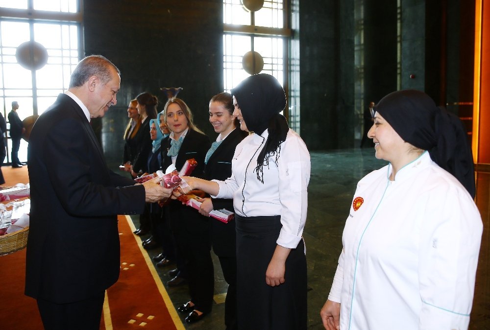 Erdoğan'dan Külliye'de çalışan kadınlara jest