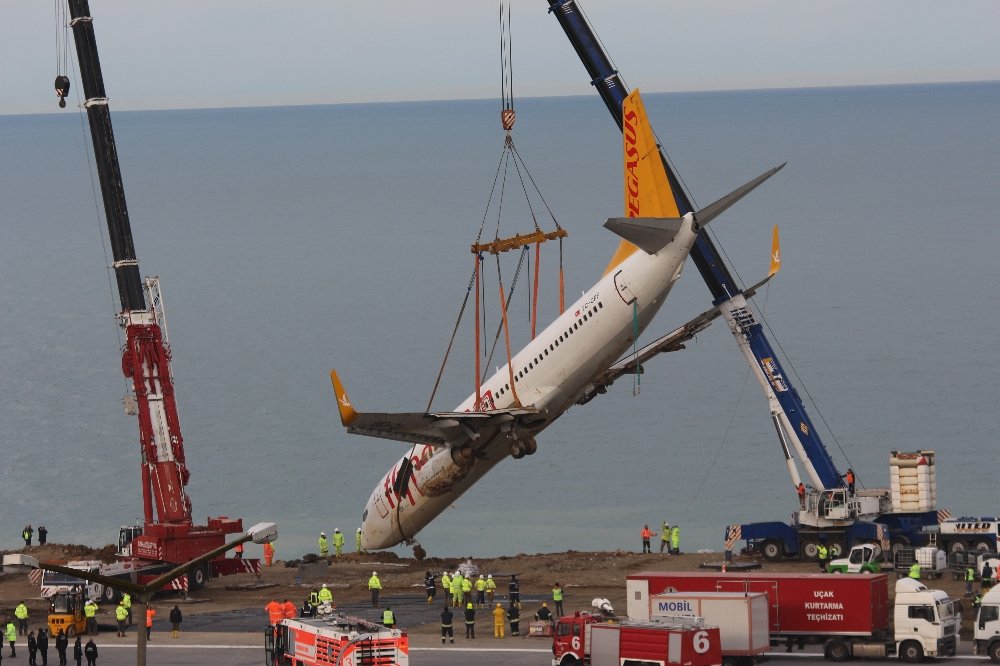 Trabzon’da pistten çıkan uçak çıkarıldı