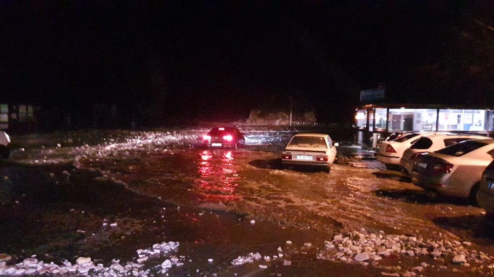 Araçlar dalgaya kapıldı