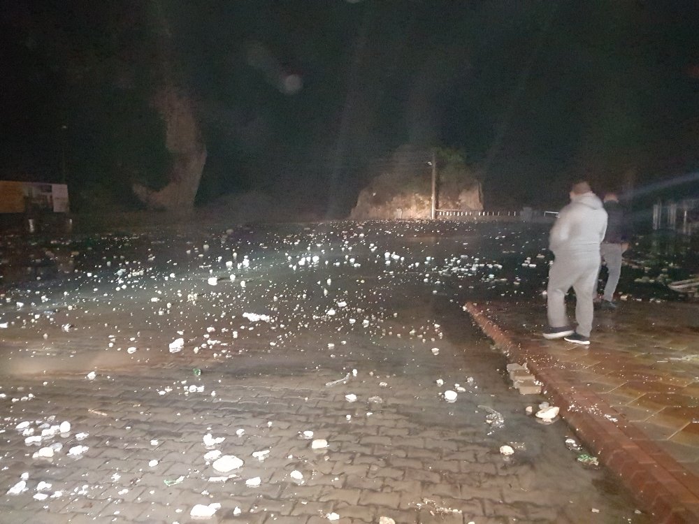 Araçlar dalgaya kapıldı