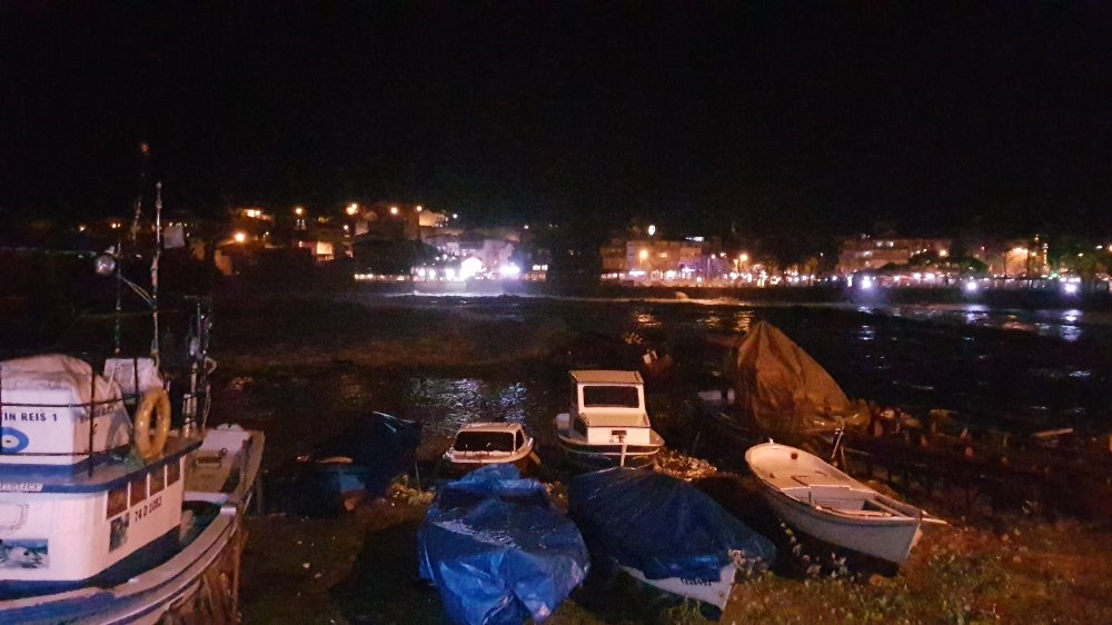 Araçlar dalgaya kapıldı