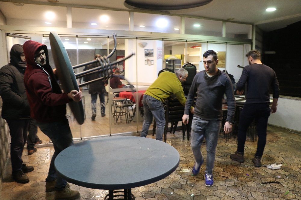 Dev dalgalar iş yerlerini yuttu