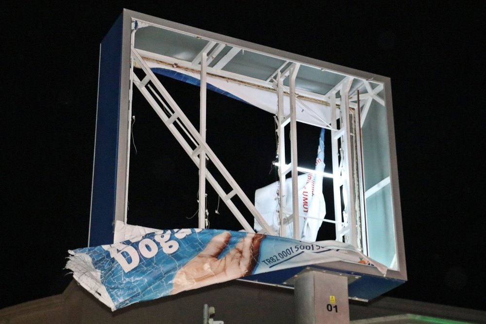 Antalya’da şiddetli rüzgar ağaçları kökünden söktü