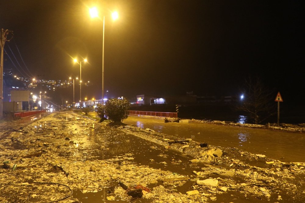 Zonguldak’ta dalgalar yıkıp geçti