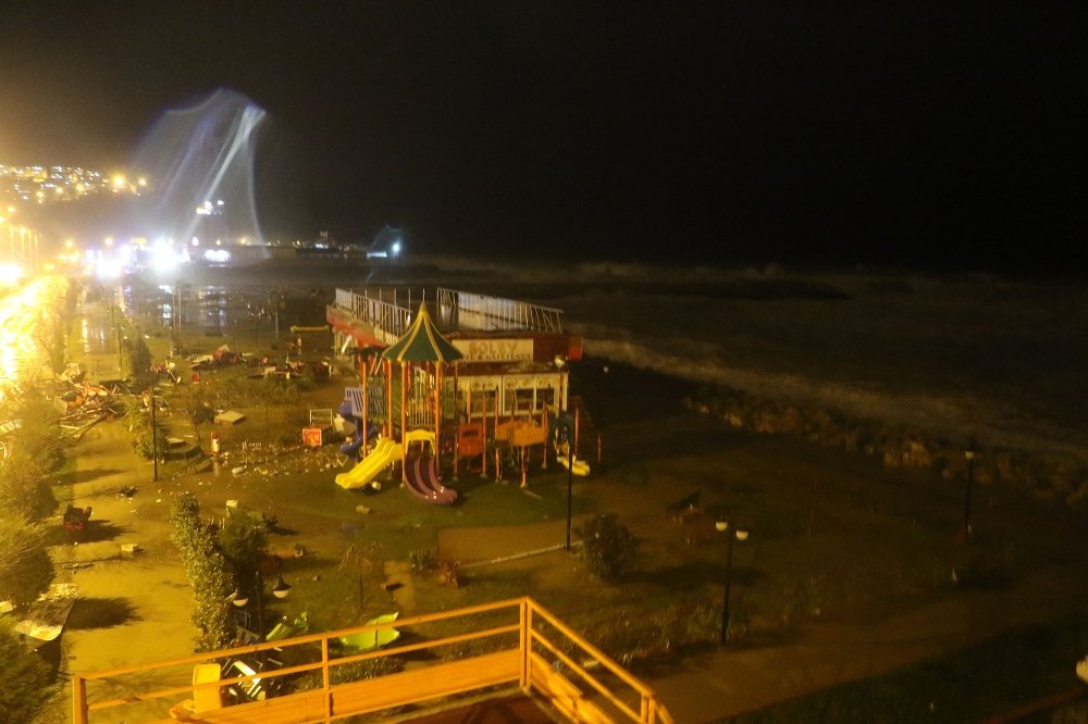 Zonguldak’ta dalgalar yıkıp geçti
