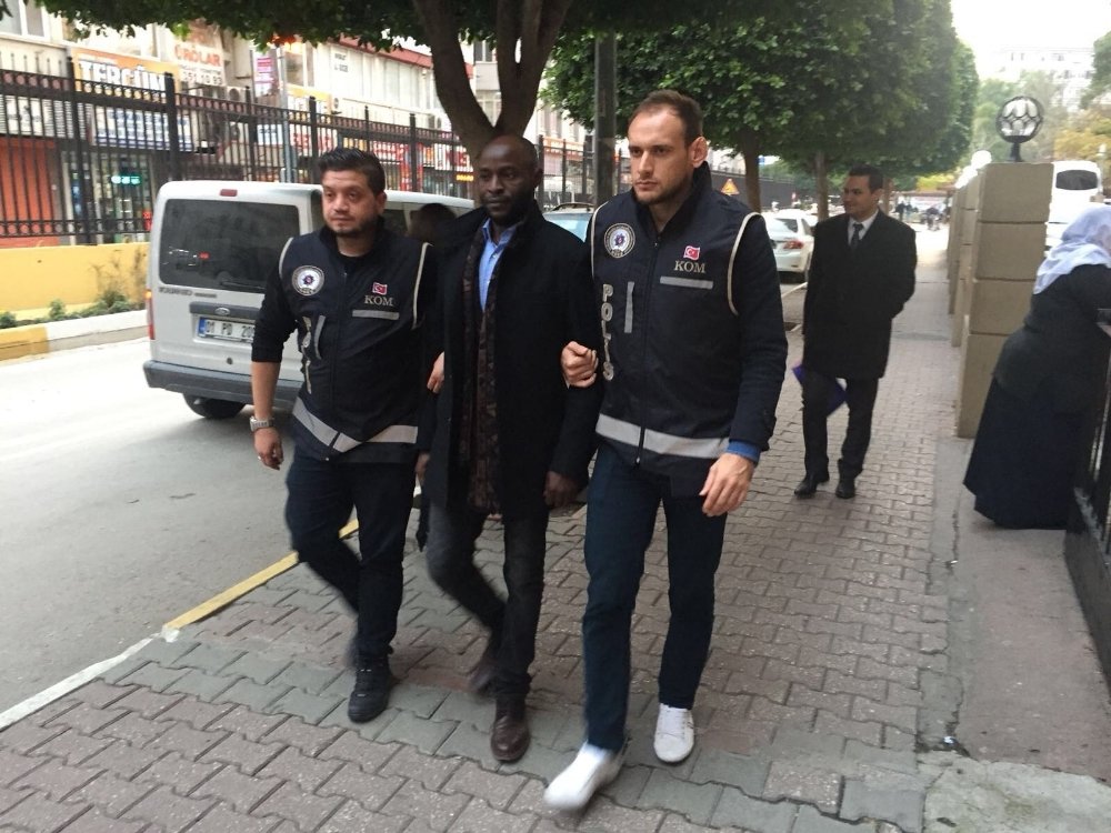Kalpazanlar otele kartvizit bırakınca yakayı ele verdi