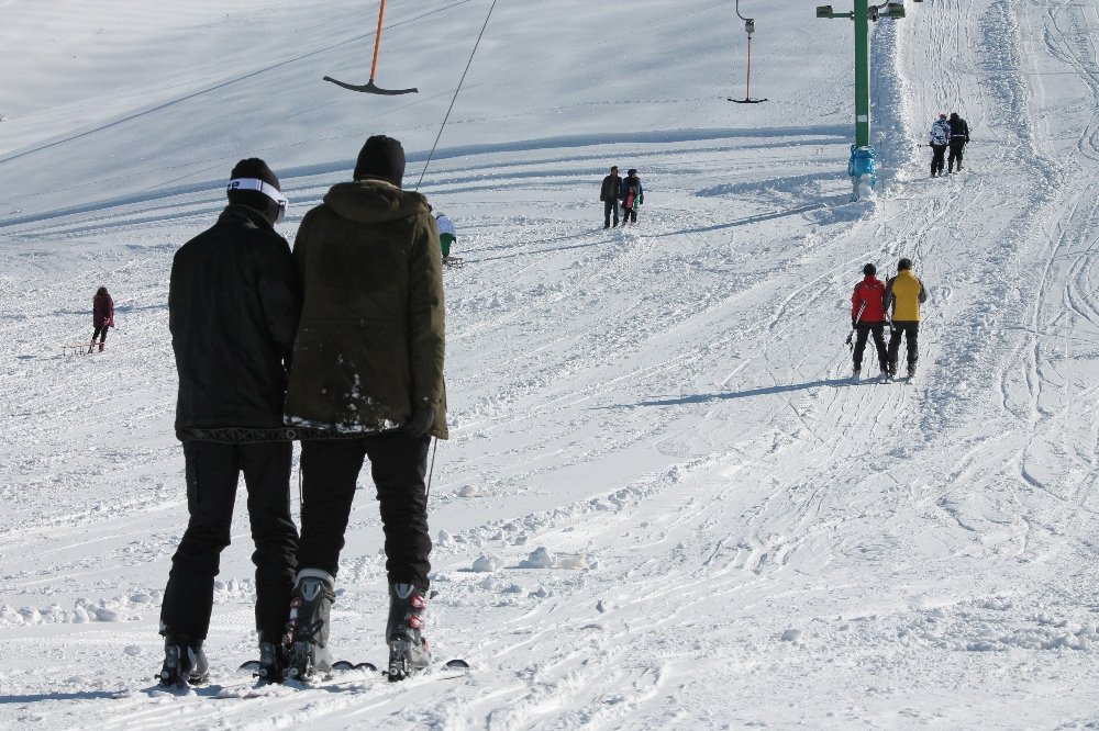 Beklenen kar gelince kayak merkezi açıldı