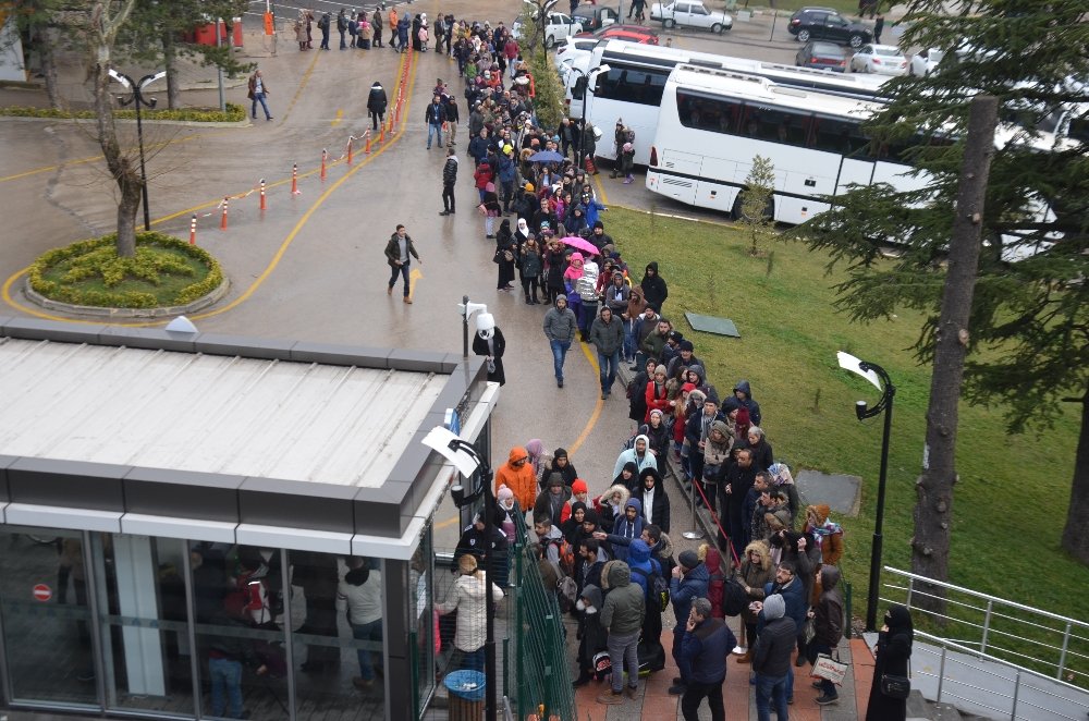 Uludağ’da tatilciler teleferiğe hücum etti