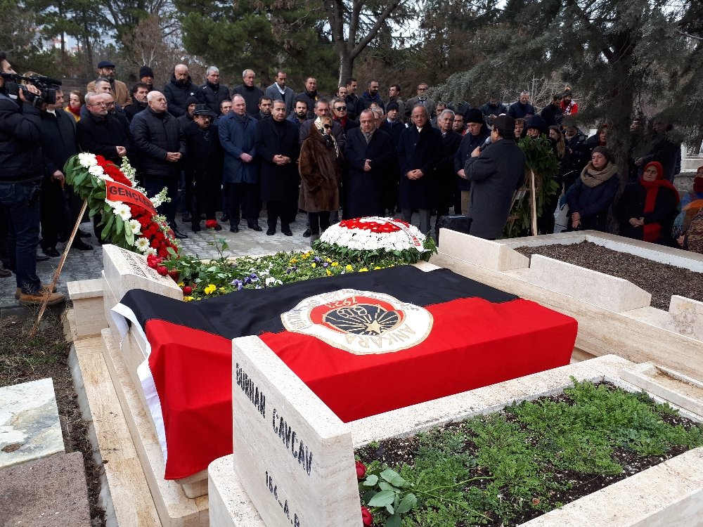 Ümit Özat İlhan Cavcav’ın mezarını öptü