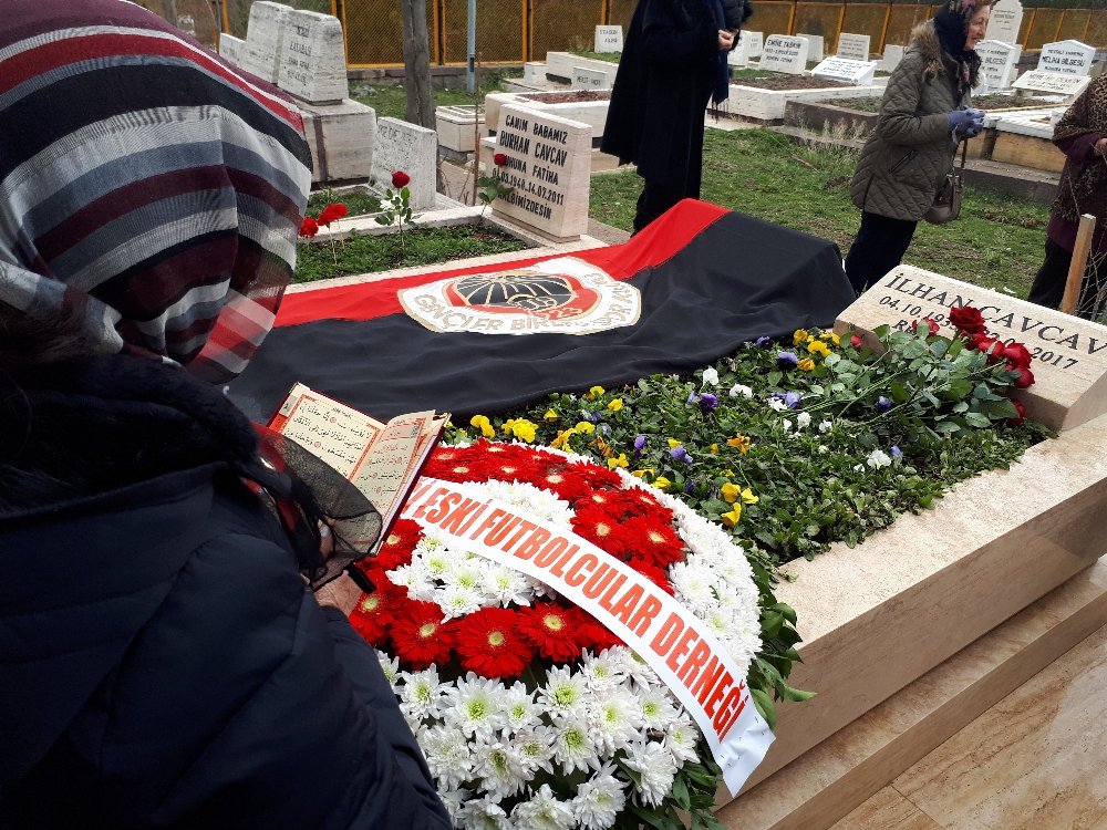 Ümit Özat İlhan Cavcav’ın mezarını öptü
