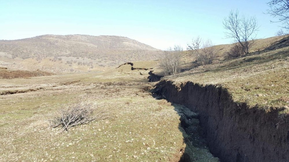 Toprak kayması sonucu dev yarıklar oluştu