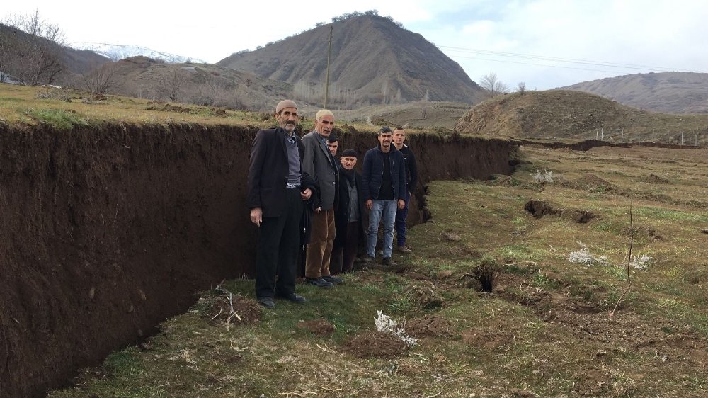Toprak kayması sonucu dev yarıklar oluştu