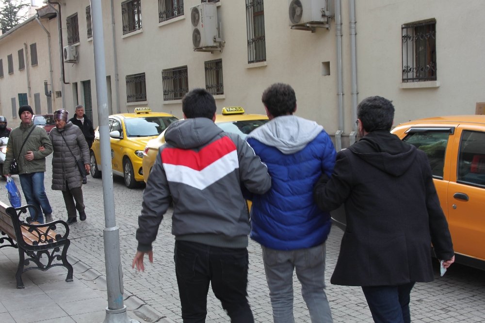 Tramvaydaki taciz şüphelisine linç girişimi