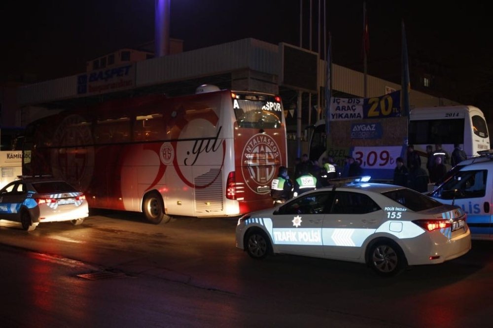 Antalyaspor takım otobüsün taşlayanlar yakalandı