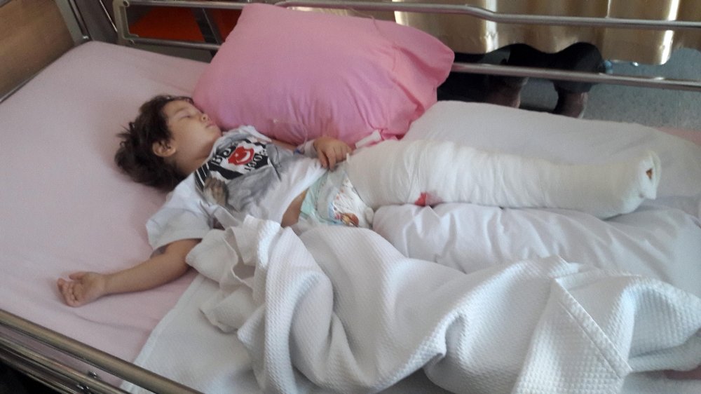 Motosikletle şov anne ve 3 yaşındaki oğlunu canından ediyordu